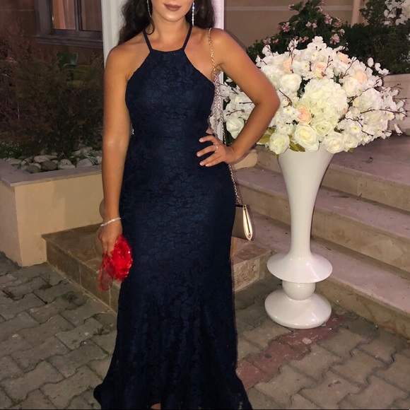 Strappy lace gown worn once - Picture 5 of 6